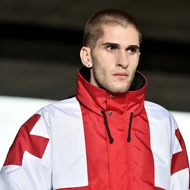 Демна Гвасалия рассказал о геноциде грузин и непростых 90-х на показе Vetements Демна Гвасалия рассказал о геноциде грузин и непростых 90-х на показе Vetements