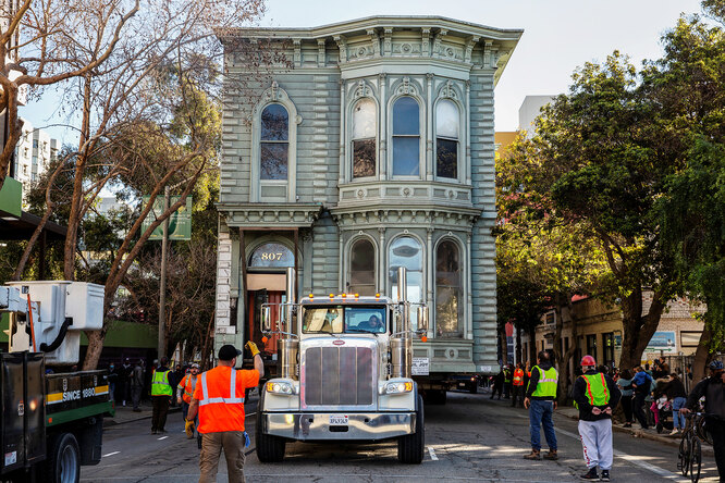 В Сан-Франциско 139-летний викторианский особняк, известный как Englander House, перевозят на новое место