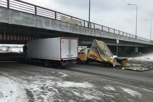 Проезд под петербургским «мостом глупости» увеличат. В последний день перед закрытием дороги на ремонт под мостом застряли сразу два грузовика