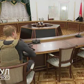 Лукашенко вместе с 15-летним сыном прилетели в минскую резиденцию с оружием и в амуниции. В соцсетях негодуют и делают мемы Лукашенко вместе с 15-летним сыном прилетели в минскую резиденцию с оружием и в амуниции. В соцсетях негодуют и делают мемы