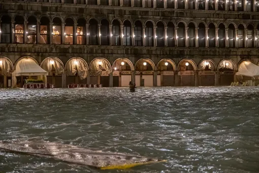 Фотограф делает снимок на площади святого Марка во время сильнейшего за последние 50 лет наводнения в Венеции.