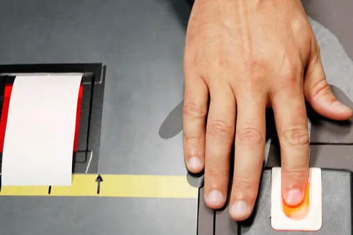 Сбербанк внедрит технологию оплаты покупок с помощью лица и отпечатка пальца