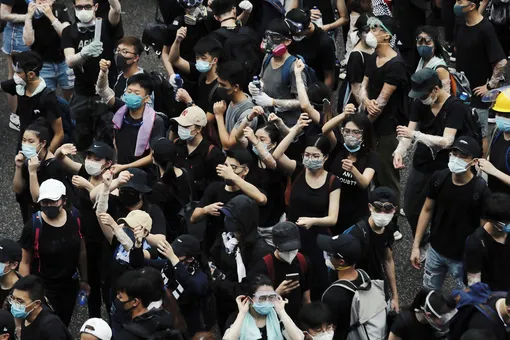 В Гонконге протестующие ворвались в здание парламента. Они исписали стены граффити и вывесили колониальный британский флаг