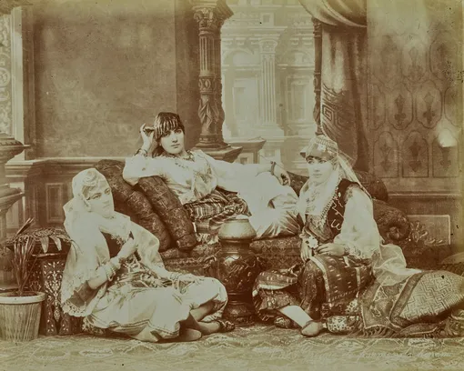 Ателье братьев Зангаки. Женщины гарема. 1890-е