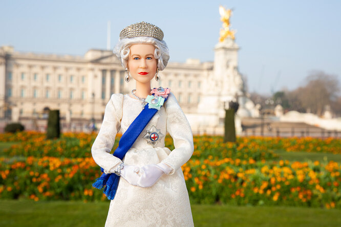 Mattel выпустил куклу Барби в образе королевы Елизаветы II