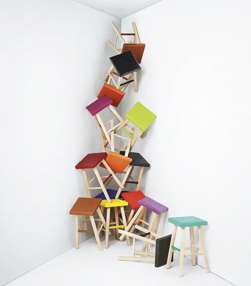 Инсталляция из стульев, созданных в рамках программы Hermès Petit H