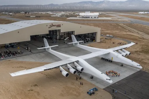 Самый большой самолет в мире совершил первый полет в Калифорнии