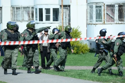 По меньшей мере 9 человек погибли, нападавший задержан. Главное о стрельбе в школе в Казани