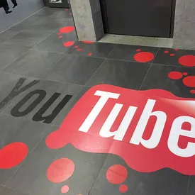 YouTube обяжет авторов маркировать созданный с помощью ИИ контент YouTube обяжет авторов маркировать созданный с помощью ИИ контент