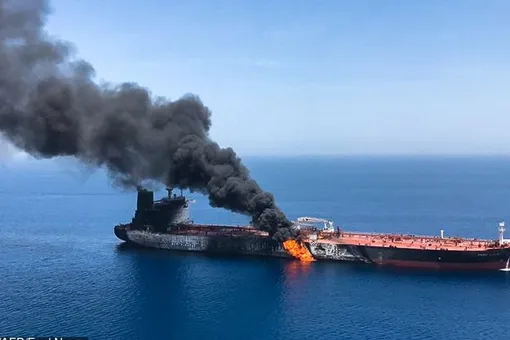 В Оманском заливе атаковали нефтяные танкеры. США обвинили в этом Иран и направили в залив эсминец