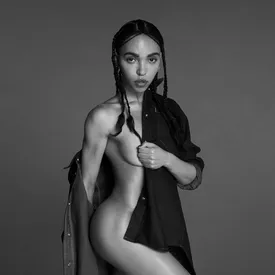В Великобритании запретили рекламную кампанию Calvin Klein с певицей FKA Twigs. По мнению властей, плакат объективирует девушку
