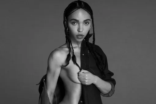 В Великобритании запретили рекламную кампанию Calvin Klein с певицей FKA Twigs. По мнению властей, плакат объективирует девушку В Великобритании запретили рекламную кампанию Calvin Klein с певицей FKA Twigs. По мнению властей, плакат объективирует девушку