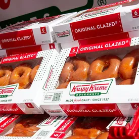 В США семью ребенка, родившегося на парковке Krispy Kreme, пообещали обеспечить запасом бесплатных пончиков на год