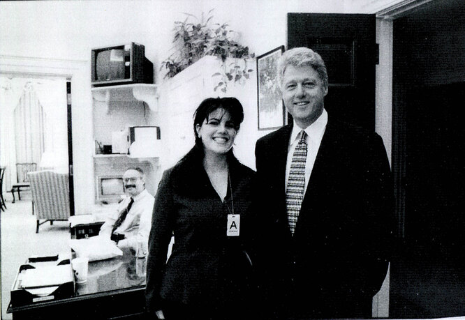 Моника Левински и Билл Клинтон в 1998 году