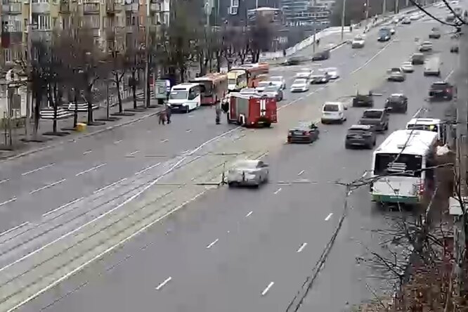 В Калининграде сотрудники МЧС перегородили дорогу пожарной машиной, чтобы помочь бабушке дойти до тротуара