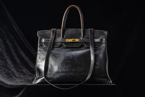 Первую сумку Hermès Birkin, принадлежавшую Джейн Биркин, продали на аукционе за 7 миллионов евро Первую сумку Hermès Birkin, принадлежавшую Джейн Биркин, продали на аукционе за 7 миллионов евро