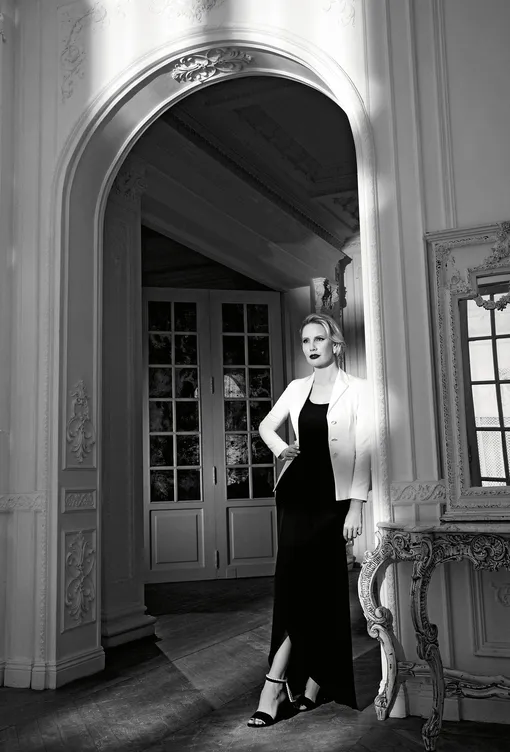платье Emporio Armani жакет Dior, серьги Belle Epoque Damiani, туфли MM6 Maison Margiela