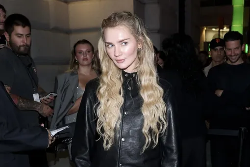 Анна Делви призналась, что до сих пор не посмотрела сериал «Изобретая Анну» о своей гламурной жизни Анна Делви призналась, что до сих пор не посмотрела сериал «Изобретая Анну» о своей гламурной жизни