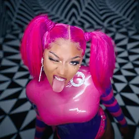 Посмотрите, как Megan Thee Stallion становится Королевой червей и Чеширским котом в клипе Don't Stop