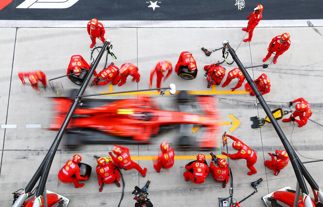Пилот Ferrari Шарль Леклер проводит пит-стоп во время Гран-при Китая — юбилейной, 1000-й автогонки чемпионата мира «Формулы-1», Шанхай