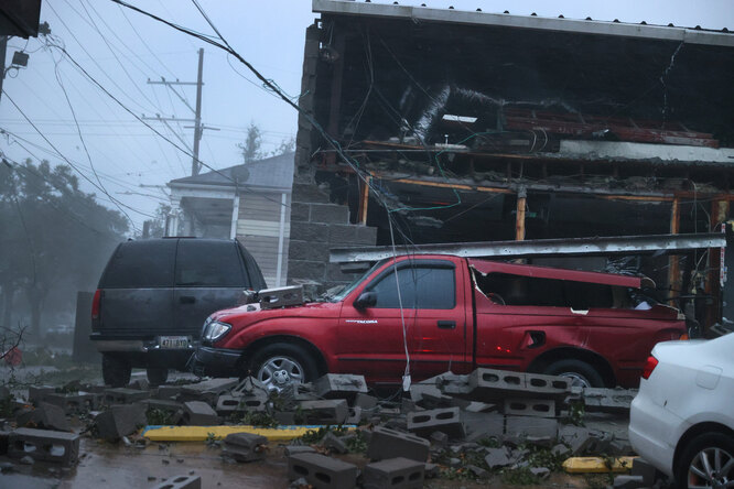 Транспорт пострадал от обрушения фасада здания во время урагана «Ида», 29 августа 2021 года.