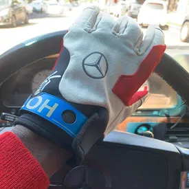 Вирджил Абло и Mercedes-Benz выпустили перчатки — их будет всего 22 пары Вирджил Абло и Mercedes-Benz выпустили перчатки — их будет всего 22 пары