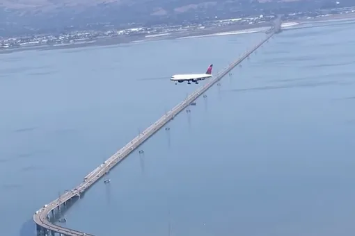 В интернете обсуждают оптическую иллюзию: на видео самолет «завис» в воздухе над Сан-Франциско
