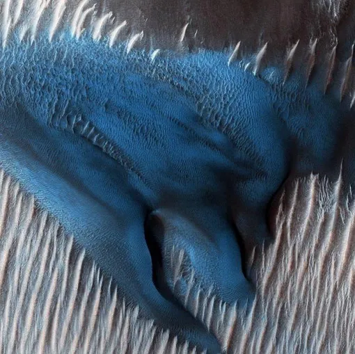 Дюна бирюзового цвета в кратере Лиот