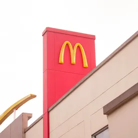 Мировые продажи McDonald’s упали впервые с 2020 года