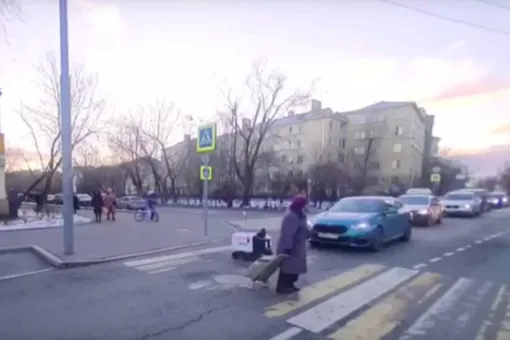 В Москве пенсионерка помогла роботу-курьеру пересечь пешеходный переход