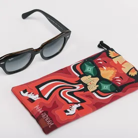Ray-Ban выпустили чехлы для очков вместе с российским художником Вовой Перкиным Ray-Ban выпустили чехлы для очков вместе с российским художником Вовой Перкиным