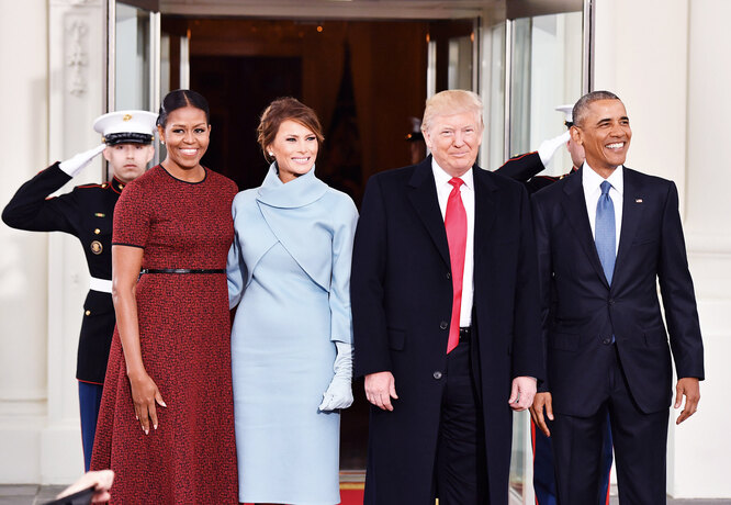 Президент Барак Обама и первая леди Мишель Обама позируют с избранным президентом Дональдом Трампом и его женой Меланией в Белом доме перед инаугурацией Трампа 20 января 2017 года в Вашингтоне, округ Колумбия.
