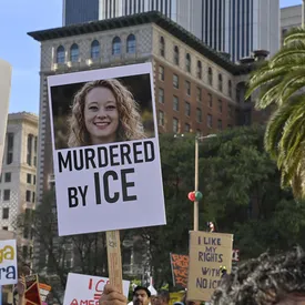 Американцы протестуют после убийства женщины миграционной службой. На улицы вышли жители сотен городов