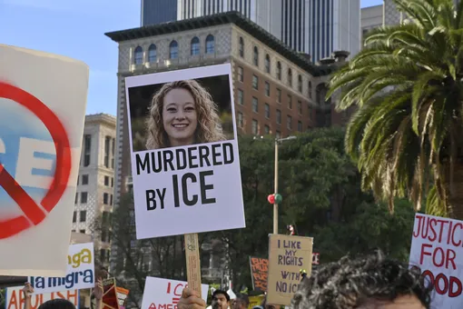 Фото Рене Гуд на плакате демонстранта в Лос-Анджелесе, 10 января