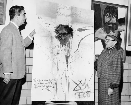 Nico Yperifanos, Salvador Dali's personal representative, presents artist's 'Christ on the Cross» to Rikers Island prison. Correction Commissiojner Anna Kross accepts the work. КРЕДИТ Leonard Detrick/NY Daily News Archive via Getty Images