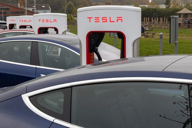 Tesla добавила поддержку русского языка в свои электромобили Tesla добавила поддержку русского языка в свои электромобили