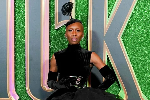 Фанатка Синтии Эриво вернула ей шляпу, которую она забыла год назад на премьере «Злой» Фанатка Синтии Эриво вернула ей шляпу, которую она забыла год назад на премьере «Злой»