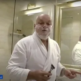 «Если бы в комнате был яд, я бы сейчас не сидел перед вами»: Дмитрий Киселев снял в Томске репортаж из номера, где останавливался Навальный