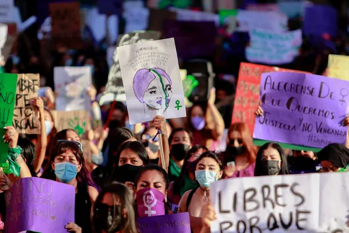 Женский протест против насилия в городе Керетаро, Мексика.