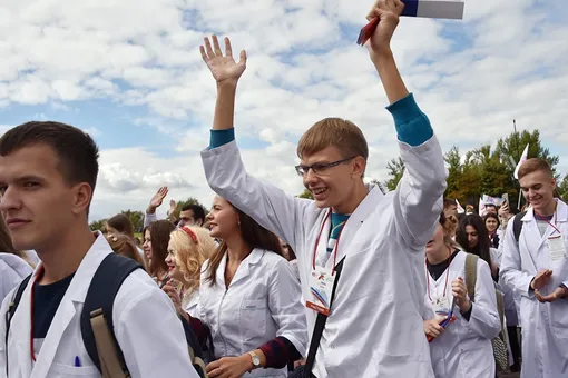 Исследование: самые счастливые в России — медики, фармацевты и госслужащие. Самые несчастные — специалисты автобизнеса