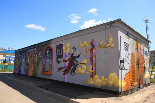 В Чебоксарах на трансформаторной будке закрасили граффити по мотивам «Гарри Поттера». На него пожаловались родители школьников