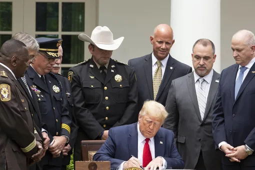 Трамп подписал указ о реформе полиции. Он запрещает использовать удушающие приемы при задержании