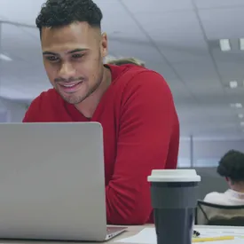 В Британии сотрудник отсудил у начальника $28 тысяч за то, что ему предоставили рабочее место, которое «не соответствовало его должности»