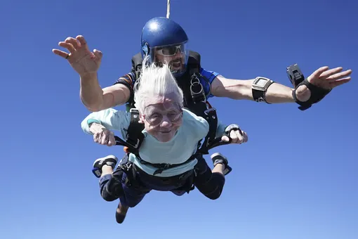 104-летняя американка стала самой пожилой парашютисткой в истории