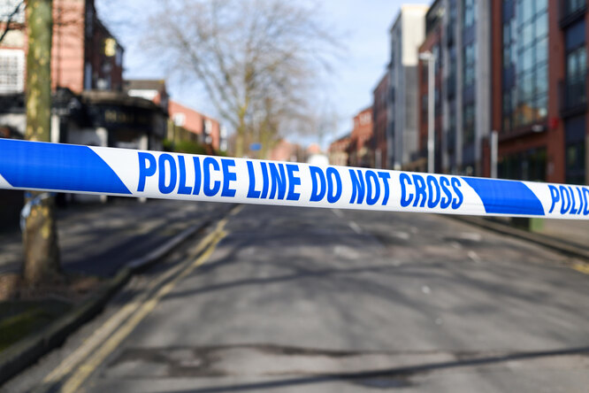 В Великобритании мужчина напал с ножом на отдыхающих. Три человека скончались