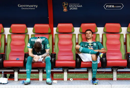 Марко Ройс и Томас Мюллер после сенсационного поражения в матче с Южной Кореей. Германия покинула турнир, впервые в истории не выйдя в плей-офф, и досрочно сложила с себя полномочия чемпиона мира.