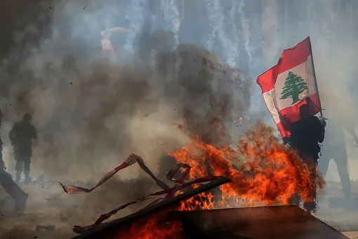 В Бейруте тысячи людей протестуют, требуя наказать виновных во взрыве. Во время протестов погиб полицейский, пострадали более 700 человек