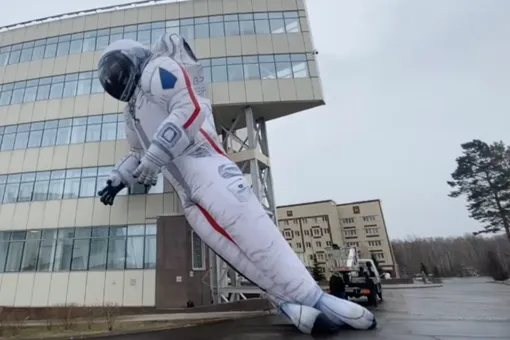 «Не уходи смиренно в сумрак вечной тьмы»: в Красноярске порвался 17-метровый надувной космонавт, установленный ко Дню космонавтики