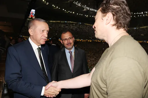 Эрдоган на встрече в Катаре минуту пожимал руку Илону Маску, прижав ее к себе. В соцсетях вспоминают другие неловкие приветствия