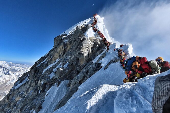 Один из погибших на Эвересте альпинистов предупреждал в соцсетях об очереди к самому высокому пику мира